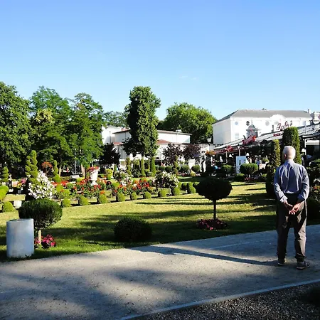 In With A Terrace Holiday home *